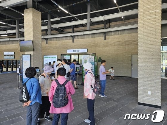 광복절 휴일인 15일 강원 춘천 삼악산케이블카 매표소에 케이블카를 타기위한 관광객들의 발길이 이어졌다. 2023.8.15 한귀섭 기자