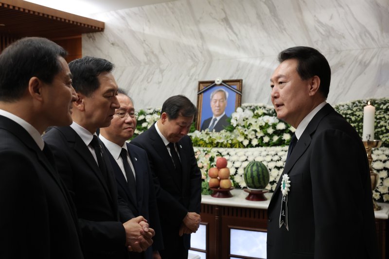 윤석열 대통령이 15일 서울 서대문구 신촌세브란스병원 장례식장에 마련된 부친 고 윤기중 연세대 명예교수 빈소에서 김기현 국민의힘 대표 등 지도부와 대화하고 있다. (사진=대통령실 제공) /사진=뉴시스화상