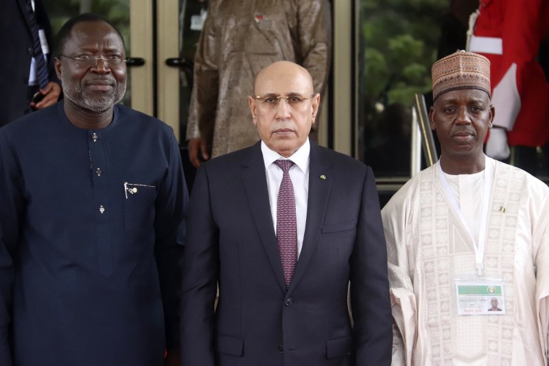 [아부자=AP/뉴시스] 오마르 투레이(왼쪽) 서아프리카경제공동체(ECOWAS) 위원장이 10일(현지시각) 나이지리아 아부자에서 열린 ECOWAS 정상회의에 참석한 무함마드 울드 가즈와니(가운데) 모리타니 대통령과 기념 촬영하고 있다. 투레이 위원장은 정상회의를 마친 뒤 회원국들이 “니제르 헌정 복구를 위해 군대에 '대기' 명령을 내렸다"고 밝혔다. 앞서 니제르 쿠데타 군부는 ECOWAS의 헌정 복구 촉구에 응하지 않으면서 수도 니아메에 병력을 늘렸고 주변국이 군사 개입을 시도하면 억류 중인 모하메드 바줌 대통령을 살해하겠다고 위협했