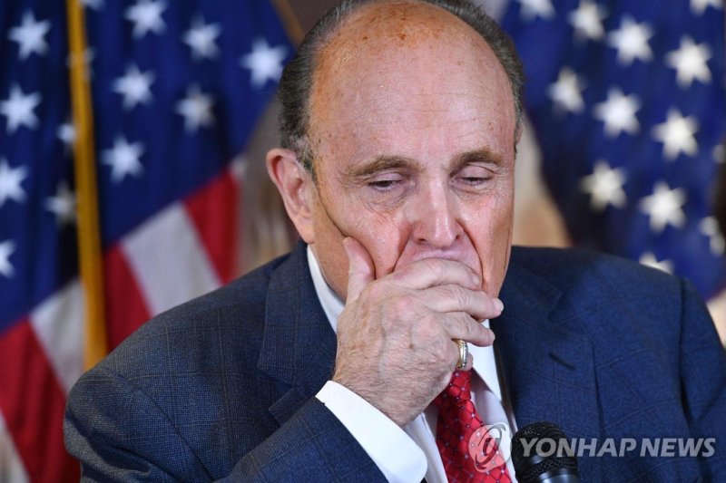 루디 줄리아니 전 뉴욕시장 (FILES) Trump's personal lawyer Rudy Giuliani speaks during a press conference at the Republican National Committee headquarters in Washington, DC, on November 19, 2020. Donald Trump was indicted on August 1, 2023 over his efforts to overturn the results of the 2020 election -- the mo