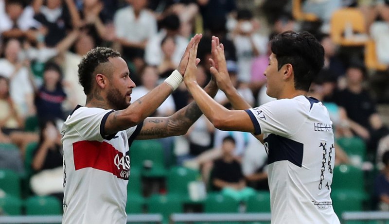 [부산=뉴시스] 김명년 기자 = 3일 부산 연제구 부산아시아드주경기장에서 열린 쿠팡플레이시리즈 3차전 파리 생제르맹(PSG)과 전북현대의 경기, 파리 생제르맹의 네이마르가 골을 넣고 이강인과 기쁨을 나누고 있다. 2023.08.03. kmn@newsis.com