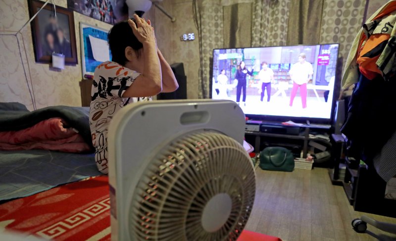 불볕더위로 전국에 폭염특보가 내려진 1일 서울 용산구의 한 쪽방촌에서 어르신이 선풍기에 의지해 더위를 견디고 있다. 2023.8.1/뉴스1 ⓒ News1 장수영 기자