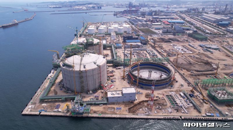SK가스, 에이치라인해운, 울산항만공사가 협력하는 LNG 벙커링 사업이 진행될 울산 북항의 코리아에너지터미널(KET) 6번 부두 전경. SK가스 제공