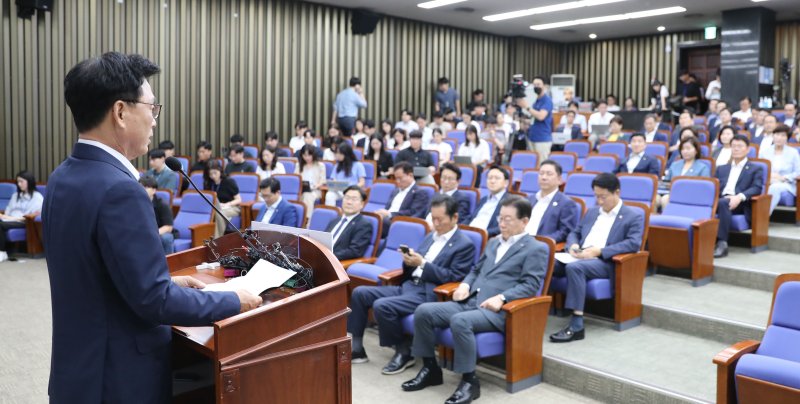 [서울=뉴시스] 전진환 기자 = 박광온 더불어민주당 원내대표가 16일 오후 서울 여의도 국회에서 열린 의원총회에서 발언하고 있다. 2023.08.16. amin2@newsis.com <저작권자ⓒ 공감언론 뉴시스통신사. 무단전재-재배포 금지.> /사진=뉴시스화상