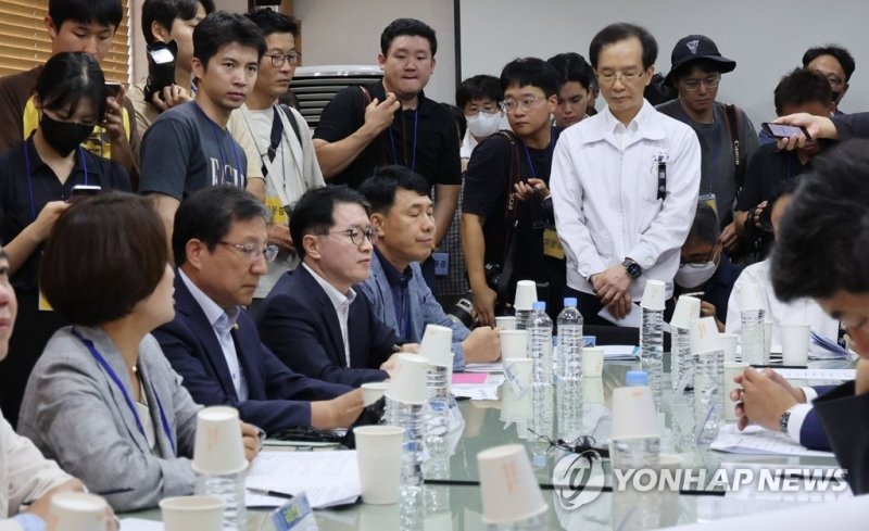 정의당 현장 방문 거부 항의 듣는 샤니 대표 정의당 현장 방문 거부 항의 듣는 샤니 대표 (성남=연합뉴스) 김인철 기자 = 국회 환경노동위원회 위원들이 기계 끼임 사고로 근로자가 숨지는 사고가 발생한 경기도 성남시 중원구 샤니 제빵공장을 방문한 16일 오전 이강섭 샤니 대표이사가 정의당 이은주(왼쪽) 의원으로부터 현장 방문 거부에 대한 항의를 듣고 있다. 2023.8.16 yatoya@yna.co.kr (끝)