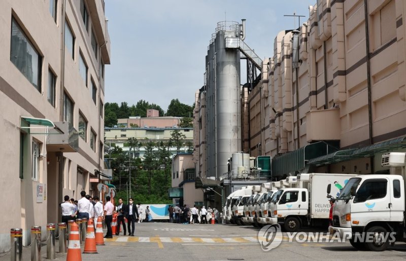 국회 환노위, '끼임 사고' 샤니 공장 현장방문 국회 환노위, '끼임 사고' 샤니 공장 현장방문 (성남=연합뉴스) 김인철 기자 = 16일 국회 환경노동위원회 위원들이 기계 끼임 사고로 근로자가 숨지는 사고가 발생한 경기도 성남시 중원구 샤니 제빵공장을 방문해 재해 현장을 본 뒤 나서고 이. 2023.8.16 yatoya@yna.co.kr (끝)