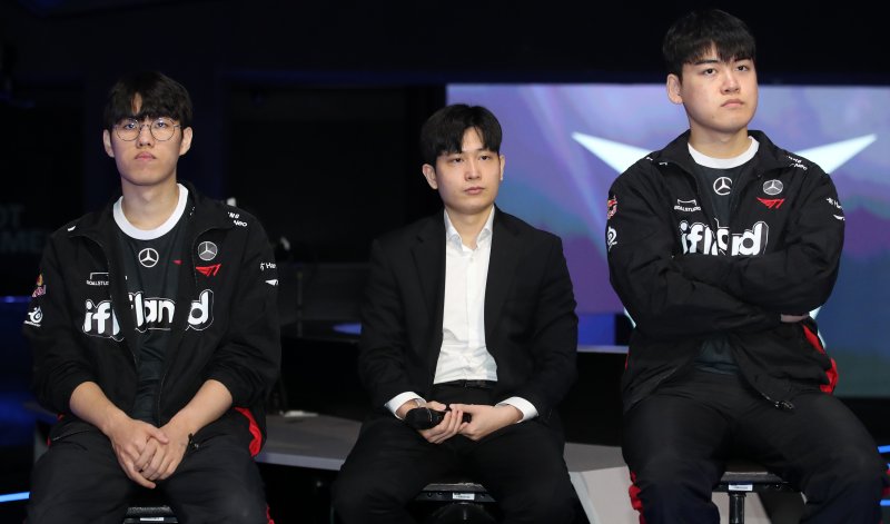 T1 '오너' 문현준(왼쪽부터), 임재현 감독대행, '구마유시' 이민형이 16일 서울 종로구 롤파크에서 열린 2023 리그 오브 레전드 챔피언스 코리아(LCK) 서머 결승 미디어데이에 참석해 자리하고 있다. 2023.8.16/뉴스1 ⓒ News1 김성진 기자