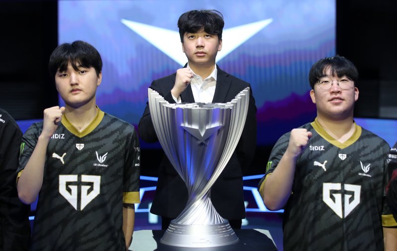 젠지 '페이즈' 김수환(왼쪽부터), 고동빈 감독, '딜라이트' 유환중이 16일 서울 종로구 롤파크에서 열린 2023 리그 오브 레전드 챔피언스 코리아(LCK) 서머 결승 미디어데이에서 기념촬영을 하고 있다. 2023.8.16/뉴스1 ⓒ News1 김성진 기자