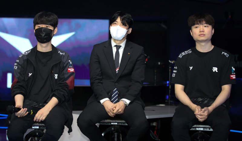 KT 롤스터 '리헨즈' 손시우(왼쪽부터), 강동훈 감독, '비디디' 곽보성이 16일 서울 종로구 롤파크에서 열린 2023 리그 오브 레전드 챔피언스 코리아(LCK) 서머 결승 미디어데이에 참석해 자리하고 있다. 2023.8.16/뉴스1 ⓒ News1 김성진 기자