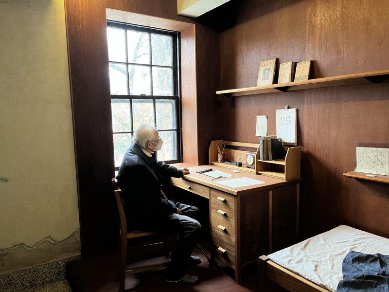 [서울=뉴시스] 윤동주 문학관(연세대)에서 윤동주 책상에 앉아있는 오무라 마스오(사진=국립한국문학관 제공) 2023.08.16. photo@newsis.com *재판매 및 DB 금지