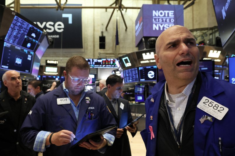 15일(현지시간) 미국 뉴욕증권거래소(NYSE)에서 트레이더들이 업무를 보고 있다. 이날 뉴욕증시는 미국의 소비 강세와 중국의 경기둔화 우려 등의 영향으로 하락 마감했다. 로이터 연합뉴스