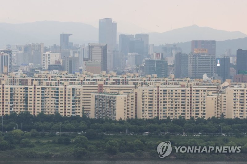 서울 강남3구가 아파트값 상승 전환을 견인한 것으로 나타났다. 사진은 서울 응봉산에서 바라본 압구정 현대아파트 모습. 연합뉴스