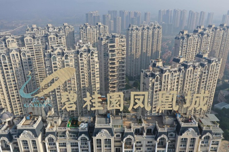 지난 2021년 10월 31일 중국 장쑤성 전장시의 주택단지에 중국 최대 민간 부동산 개발 업체 비구이위안(碧桂園·컨트리가든)의 간판이 설치되어 있다.AFP연합뉴스