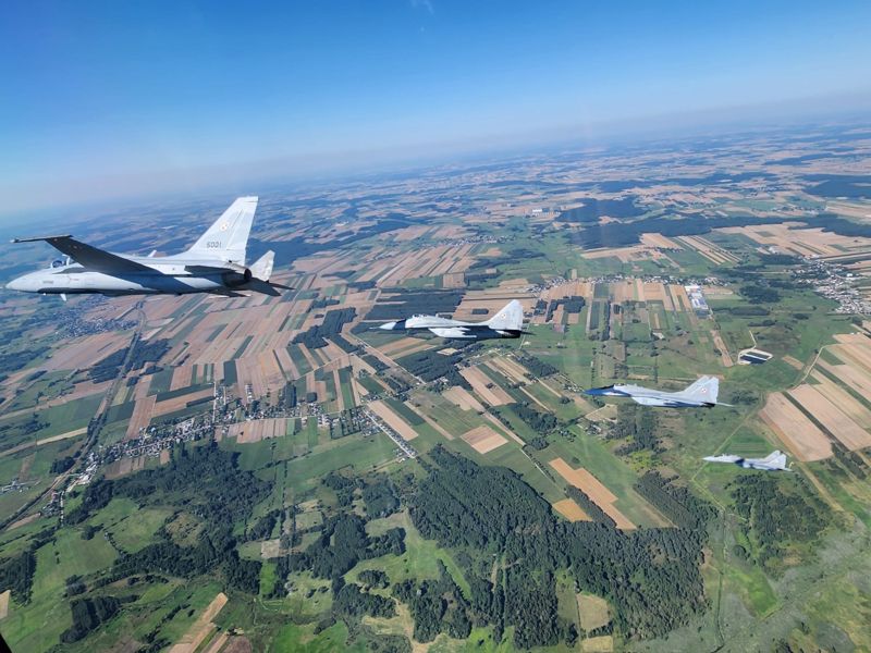 한국항공우주산업(KAI)이 지난달 폴란드에 인도한 경전투기 FA-50GF(왼쪽)가 미그29와 함께 폴란드 바르샤바 상공을 처음 비행하고 있다. KAI는 올해 말까지 총 12대의 FA-50GF를 폴란드 공군에 납품할 계획이다. KAI 제공
