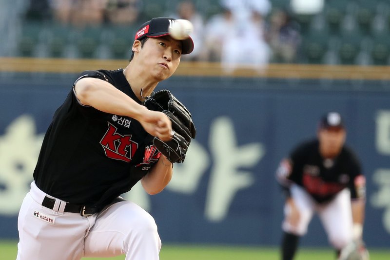 16일 오후 서울 송파구 잠실야구장에서 열린 프로야구 '2023 신한은행 SOL KBO리그' 두산 베어스와 kt 위즈의 경기, 1회말 kt 선발투수 엄상백이 역투하고 있다. 2023.8.16/뉴스1 ⓒ News1 이동해 기자