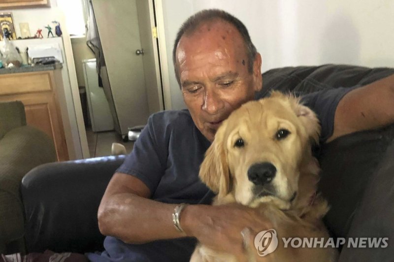 '하와이 산불' 차 안에서 리트리버 꼭 껴안고 숨진 美남성..."이웃 먼저 대피시키고 남아"