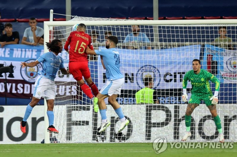 유세프 엔네시리의 선제골 장면 Soccer Football - UEFA Super Cup - Manchester City v Sevilla - Georgios Karaiskakis Stadium, Athens, Greece - August 16, 2023 Sevilla's Youssef En-Nesyri scores their first goal REUTERS/Alkis Konstantinidis
