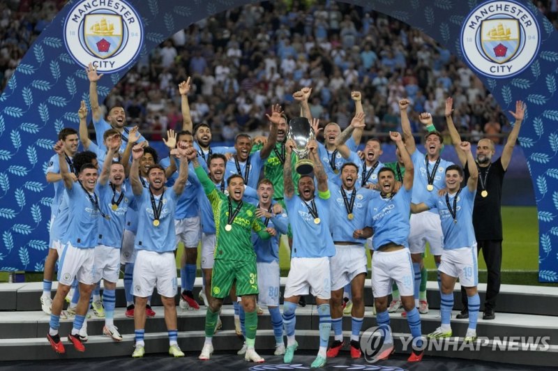 우승 트로피 들어 올린 맨시티 선수들 Manchester City players celebrate after winning the UEFA Super Cup Final soccer match between Manchester City and Sevilla at Georgios Karaiskakis stadium in Piraeus port, near Athens, Greece, Wednesday, Aug. 16, 2023. (AP Photo/Thanassis Stavrakis)