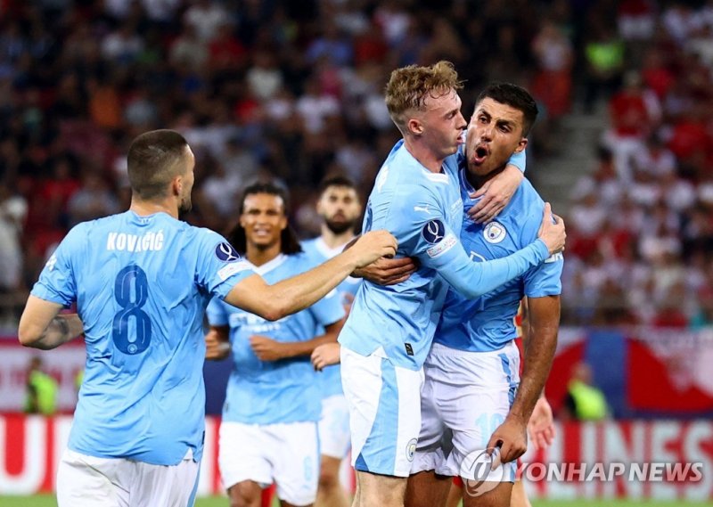 콜 팔머의 동점 골에 기뻐하는 맨시티 선수들 Soccer Football - UEFA Super Cup - Manchester City v Sevilla - Georgios Karaiskakis Stadium, Athens, Greece - August 16, 2023 Manchester City's Cole Palmer celebrates scoring their first goal with teammates REUTERS/Stoyan Nenov