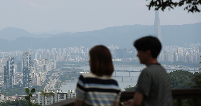 서울시 용산구 남산N타워를 찾은 시민 등이 도심 아파트단지를 바라보고 있다. 2023.7.30/뉴스1 ⓒ News1 박정호 기자