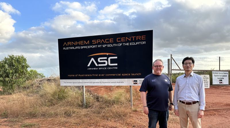 이노스페이스 김수종 대표이사와 ELA 마이클 존스 회장이 호주 '아넘 우주 센터'에서 발사장 사용 계약을 체결한 뒤 기념촬영을 하고 있다. 이노스페이스 제공
