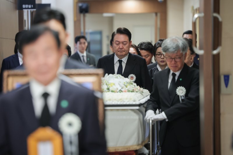 尹 부친 윤기중 교수 발인제, 운구차 연대 건물 한 바퀴 돌아