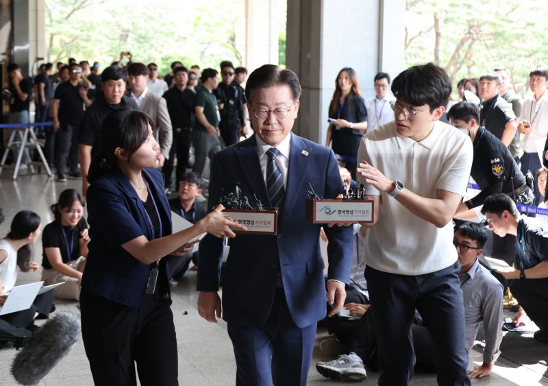 檢 출석한 이재명 "아무리 소환해도 정권 무능 가릴 수 없어…당당히 맞설 것"