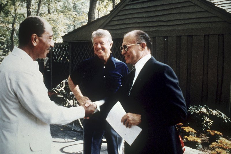 지난 1978년 9월7일(현지시간) 미국 메릴랜드주에 위치한 미 대통령 별장 캠프 데이비드에서 지미 카터 미 대통령(가운데)이 보는 가운데 안와르 사다트 이집트 대통령(왼쪽)과 메나헴 베긴 이스라엘 총리가 악수하고 있다.AP연합뉴스