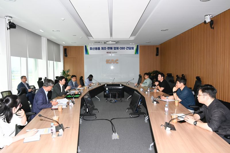 윤형중 한국공항공사 사장(왼쪽줄 가운데)이 17일 서울 강서구 한국공항공사 본사에서 호신용품 제조·판매업체 대표들과 기내반입 금지물품 소지 감소를 위한 협력 방안을 논의하고 있다. 한국공항공사 제공