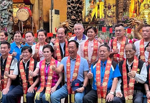 궈타이밍 폭스콘 창업자(오른쪽에서 3번째) [대만 중앙통신사 캡처. 재판매 및 DB 금지]