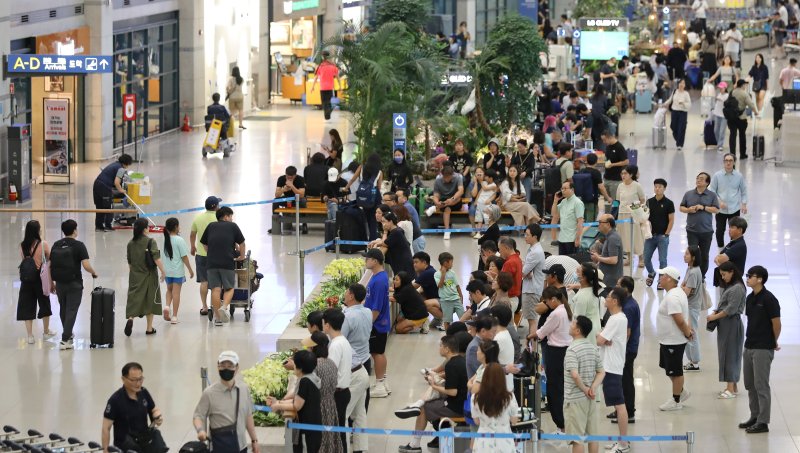 지난 17일 오후 인천국제공항 제1터미널 입국장이 해외 입국자 및 환영객 등 이용객들로 붐비고 있다. 사진=뉴스1화상