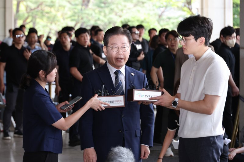 '백현동 개발 특혜' 의혹으로 검찰 수사를 받고 있는 이재명 더불어민주당 대표가 17일 오전 서울 서초동 서울중앙지검 조사실로 향하며 취재진의 질문에 답하고 있다. 이 대표가 검찰 소환조사를 받은 것은 이번이 네번째다. 이 대표는 "말도 안되는 조작 수사로 구속영장을 청구하겠다면 제발로 출석해서 심사받겠다. 저를 보호하기 위한 국회는 열리지 않을 것"이라고 말했다. 연합뉴스