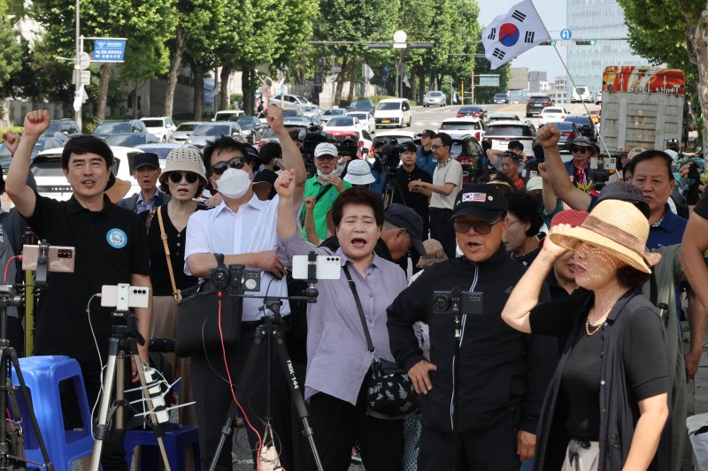 "지지" vs "구속"이재명 더불어민주당 대표가 17일 오전 10시 30분 서울 중앙지검에 출석하자 지지자들과 반대 인파가 몰려 고성이 오갔다. 이날 지지자들(맨위)은 이날 검찰 규탄 집회를 열고 "이재명 화이팅"을 연호했다. 보수 성향 단체 회원들은 "이 대표를 구속하라"고 목소리를 높였다. 연합뉴스