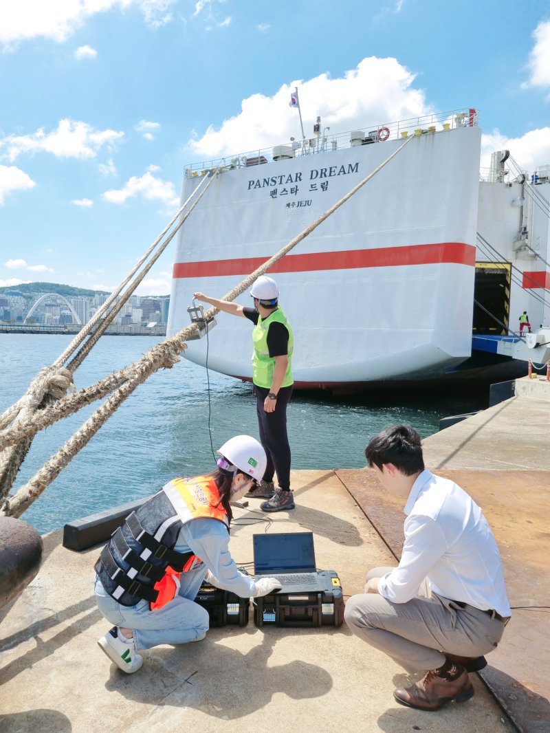 부산항만공사 직원들이 카페리선인 팬스타드림호(2만1688t)를 대상으로 선박계류장력을 측정하고 있다. 부산항만공사 제공