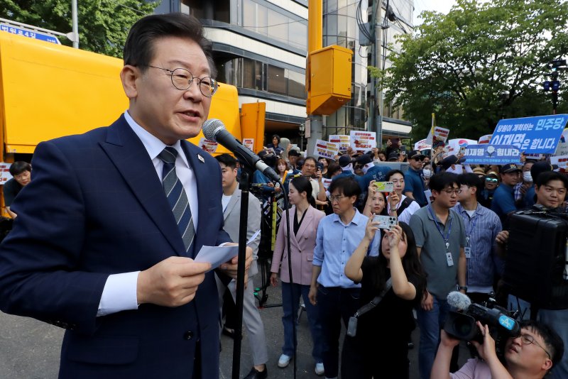 이재명 더불어민주당 대표가 백현동 특혜개발 의혹과 관련해 피의자 신분으로 조사를 받기 위해 17일 오전 서울 서초구 서울중앙지검에 출석하며 지지자들 앞에서 입장을 표명하고 있다. 2023.8.17 /뉴스1