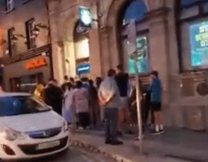 거리에 설치된 ATM 앞에 사람들이 줄을 서 있는 모습. 출처=X(트위터)