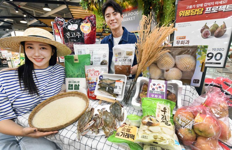 18일 서울 등촌동 '홈플러스 메가푸드마켓' 강서점에서 모델들이 '햇 가을의 맛' 행사 상품을 선보이고 있다. 홈플러스 제공.