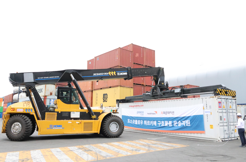지난 6월 부산신항 CFS에서 튀르키예로 운송할 구호물품을 컨테이너에 적입하는 모습. 포스코플로우 제공