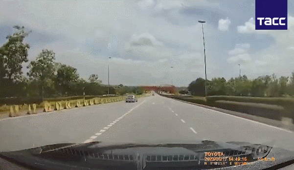 17일 말레이시아 중부 셀랑고르주 외곽 지역에서 발생한 소형 여객기 추락 사고. 현지 매체 트위터 영상 캡처