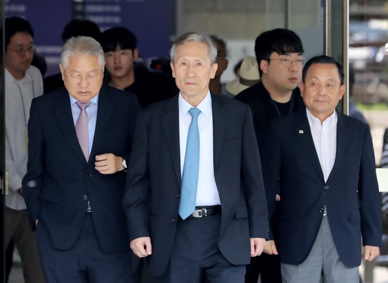 이명박 정부 시절 군 사이버사령부의 정치 관여 활동에 개입한 혐의로 기소된 김관진 전 국방부 장관이 18일 오전 서울 서초구 서울고등법원에서 열린 군형법상 정치관여 혐의 등 파기환송심 선고공판에서 징역 2년을 선고 받은 뒤 법정을 나서고 있다. 2023.8.18/뉴스1 ⓒ News1 장수영 기자