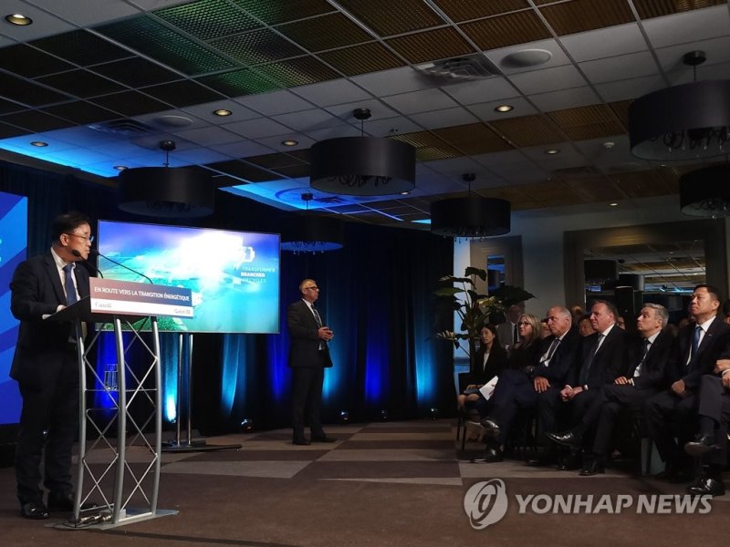 인사말 하는 주재환 에코프로비엠 대표 인사말 하는 주재환 에코프로비엠 대표 (서울=연합뉴스) 주재환 에코프로비엠 대표가 캐나다 퀘벡 주 정부 관계자 및 포드, SK온 등 3사 경영진 등이 참석한 가운데 17일(현지시간) 캐나다 현지 투자 발표 행사에서 인사말하고 있다. 2023.8.18 [에코프로 제공. 재판매 및 DB 금지] photo@yna.co.kr (끝)