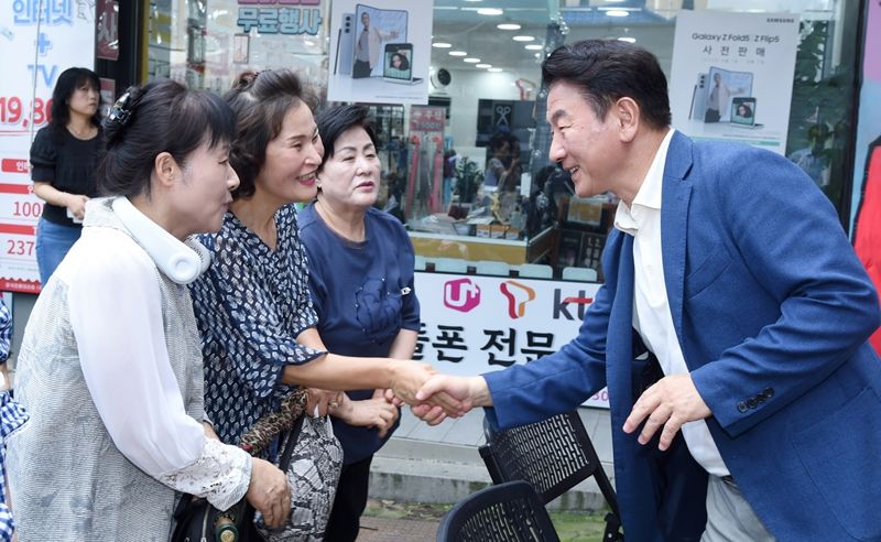 18일 김동근 의정부 시장이 지하철 1호선 망월사역에서 망월사역에서 주민, 상인들과 만나 북부역사 존치와 관련한 최종 합의 결과에 대해 상세히 설명한 뒤 시민들과 인사하고 있다. /의정부시 제공