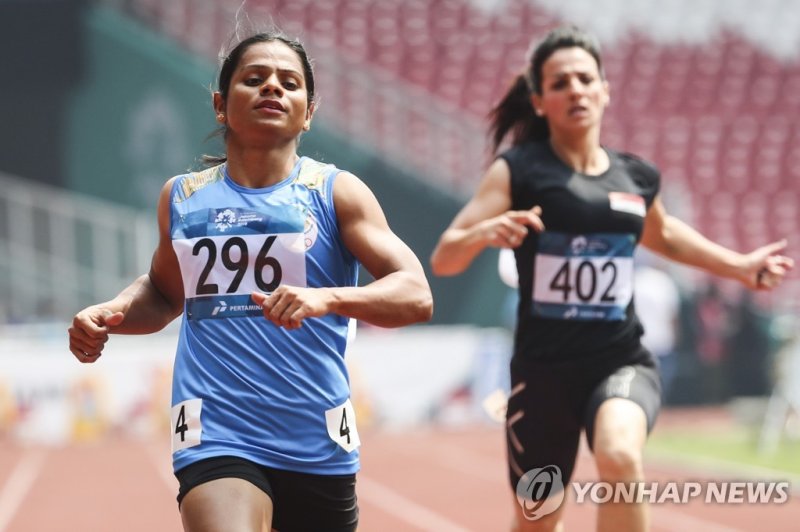 인도 스프린터 찬드 epa06977678 Dutee Chand (L) of India and Danah Husein Abdulrazzaq Al Khafaji (R) of Iraq compete in the women's 200m heat at 18th Asian Games Jakarta-Palembang 2018 in Jakarta, Indonesia, 28 August 2018. EPA/MAST IRHAM