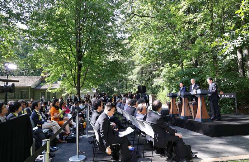 기시다 후미오 일본 총리가 18일(현지시간) 워싱턴DC 인근 미국 대통령 별장인 캠프 데이비드에서 열린 한미일 정상 공동기자회견에서 발언하고 있다. 왼쪽부터 윤석열 대통령, 바이든 미 대통령, 기시다 일본 총리. 공동취재