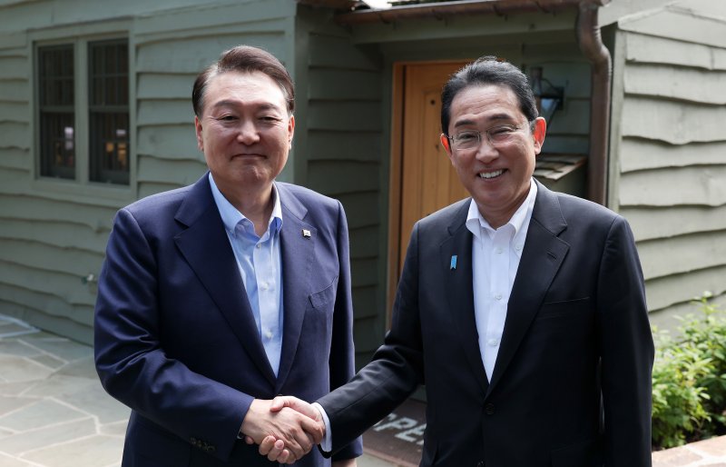 윤석열 대통령이 18일(현지시간) 메릴랜드주에 위치한 미국 대통령 별장 캠프 데이비드에서 열린 한일 정상회담에서 기시다 후미오 일본 총리와 기념촬영하고 있다. 공동취재