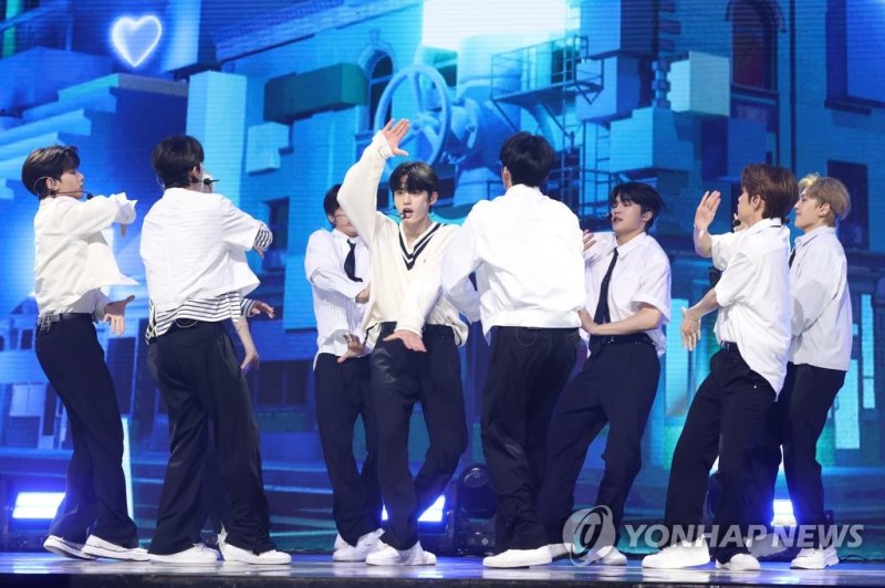 제로베이스원, 가요계 데뷔 제로베이스원, 가요계 데뷔 (서울=연합뉴스) 강민지 기자 = 그룹 제로베이스원이 10일 서울 광진구 예스24라이브홀에서 데뷔 앨범 '유스 인 더 셰이드'(YOUTH IN THE SHADE) 발매 기념 쇼케이스 무대를 선보이고 있다. 2023.7.10 mjkang@yna.co.kr (끝)