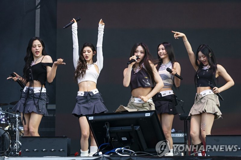 2023 시카고 롤라팔루자서 공연하는 뉴진스 2023 시카고 롤라팔루자서 공연하는 뉴진스 (시카고 AP=연합뉴스) 걸그룹 뉴진스가 3일(현지시간) 미국 시카고 도심 공원 그랜트파크에서 열린 초대형 록 페스티벌 '롤라팔루자'(Lollapalooza)에서 공연하고 있다. 왼쪽부터 민지, 다니엘, 혜인, 해린, 하니. 룰라팔루자는 1991년 '대안 문화 축제'를 모토로 시작돼 연평균 170여 인기 그룹을 초청한다. 2023.08.04 ddy04002@yna.co.kr (끝)