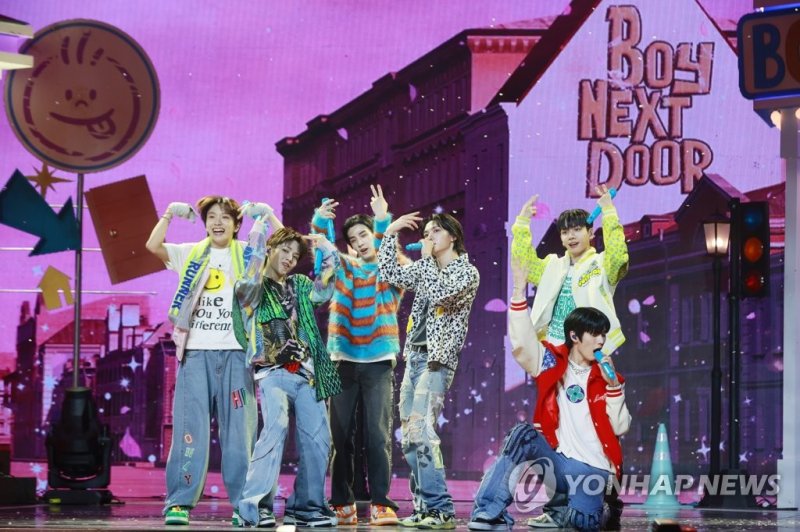 데뷔 무대 선보이는 보이넥스트도어 데뷔 무대 선보이는 보이넥스트도어 (서울=연합뉴스) 진연수 기자 = 신인 그룹 보이넥스트도어가 30일 오후 서울 용산구 블루스퀘어에서 열린 데뷔 싱글 '후!(WHO!)' 미디어 쇼케이스에서 무대를 선보이고 있다. 2023.5.30 jin90@yna.co.kr (끝)