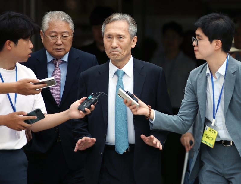 [서울=뉴시스] 김진아 기자 = 군(軍) 사이버사령부에 '댓글 공작'을 지시한 혐의 등으로 기소된 김관진 전 국방부 장관이 18일 서울 서초구 서울중앙지법에서 열린 파기환송심 선고 공판을 마친 후 법원을 나서고 있다. 서울고법 형사1-2부(재판장 김우진)는 군형법상 정치관여 및 직권남용권리행사방해 등 혐의로 기소된 김 전 장관에 대해 징역 2년을 선고했다. 2023.08.18. bluesoda@newsis.com