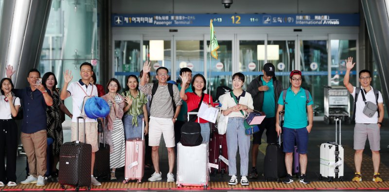 [인천공항=뉴시스] 김진아 기자 = 인천공항공사에 따르면 올 하계 성수기 기간(7.25~8.15) 인천공항을 이용하는 여객수가 코로나19이전과 비교해 85%까지 회복돼 17일 '공항운영 완전 정상화 선포식'을 개최한다. 인천공항의 일일 이용객이 최근 19만 명을 넘으면서 내달 중국의 중추절과 국경절 황금연휴(9.29∼10.6)를 통해 한국을 방문하는 유커들이 더 늘어날 것으로 예상된다. 사진은 이날 인천국제공항에서 외국인 관광객들이 입국장을 나오고 있다. 2023.08.17. bluesoda@newsis.com